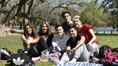 ANSES entrega $20.000 a un grupo de estudiantes. ANSES entrega $20.000 a un grupo de estudiantes.