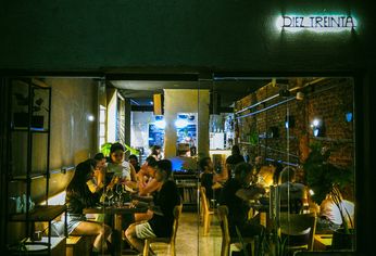 El espacio reúne cocina creativa de temporada, vinos de baja intervención y programación musical. El espacio reúne cocina creativa de temporada, vinos de baja intervención y programación musical.