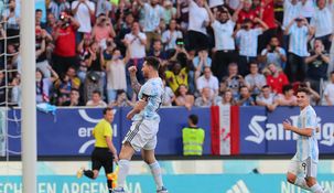 Messi festeja después de poner el 1-0 desde los 12 pasos. Messi festeja después de poner el 1-0 desde los 12 pasos.