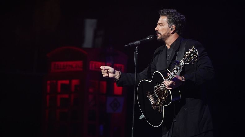 Arjona emitió un discurso en defensa de los hombres y generó polémica.