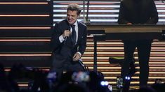 Luis Miguel se resbaló en pleno concierto en México