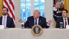 Donald Trump ante periodistas y empresarios petroleros. Donald Trump ante periodistas y empresarios petroleros.