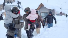 Previo a a las familias, el equipo de rescate socorrió a un andinista que se había perdido en medio del temporal. Previo a a las familias, el equipo de rescate socorrió a un andinista que se había perdido en medio del temporal.