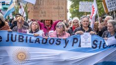 Como cada miércoles, jubilados autoconvocados se concentraron en las inmediaciones del Congreso. Como cada miércoles, jubilados autoconvocados se concentraron en las inmediaciones del Congreso.