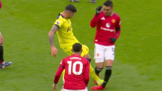 Al central se le fue la pierna contra Casemiro. Al central se le fue la pierna contra Casemiro.
