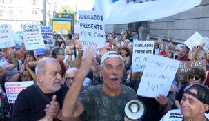 Una marcha de jubilados en contra del ajuste. Una marcha de jubilados en contra del ajuste.