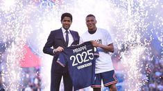 Mbappé junto a Nasser Al-Khelaïfi, el jeque y dueño del PSG. Mbappé junto a Nasser Al-Khelaïfi, el jeque y dueño del PSG.
