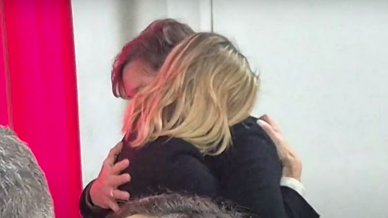 Julieta Prandi y su novio, Emanuel Ortega, se abrazan tras la sentencia.