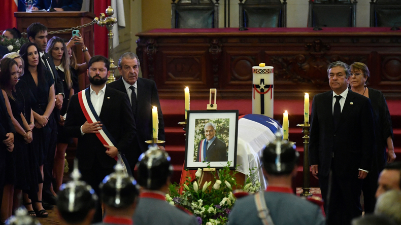 El presidente de Chile, Gabriel Boric (delantero-izq.), el expresidente de Chile Eduardo Frei (detrás-izq.), y la expresidenta de Chile Michelle Bachelet (detrás-der.), asisten al funeral. 