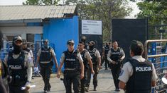 Al menos 15 presos murieron en un ataque armado en una cárcel de Ecuador. Al menos 15 presos murieron en un ataque armado en una cárcel de Ecuador.