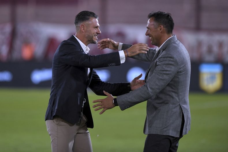 El saludo entre Martín Demichelis y Diego Dabove antes del partido.