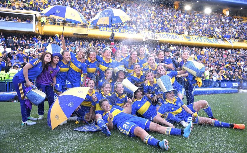 Las jugadoras de Boca festejaron el título con los hinchas.