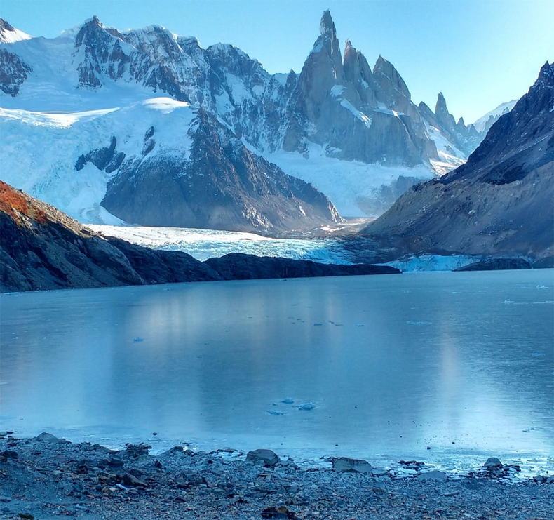 La Laguna Torre y el pico de aguja del Cerro Torre.
