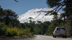 Ubicado a casi mil metros sobre el nivel del mar, Malalcahuello ofrece además la posibilidad de disfrutar de termas, explorar volcanes y esquiar. Ubicado a casi mil metros sobre el nivel del mar, Malalcahuello ofrece además la posibilidad de disfrutar de termas, explorar volcanes y esquiar.