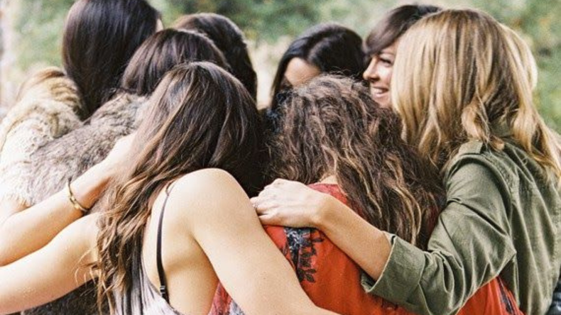 Cuatro adolescentes enfrentan el mayor desafío de su corta vida: coordinar una fiesta de hormonas exaltadas y autoconocimiento.&nbsp;
