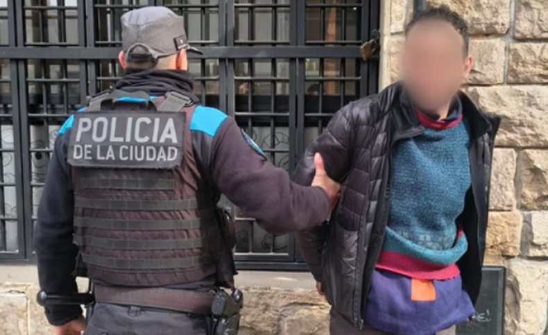 El hombre fue detenido en Colegiales.