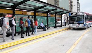 El traspaso incluiría a 32 líneas de colectivo que circulan por la Ciudad de Buenos Aires.