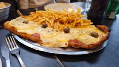 El bodegón barato de Buenos Aires que tiene una milanesa bomba para 3 personsas. El bodegón barato de Buenos Aires que tiene una milanesa bomba para 3 personsas.