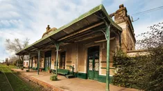 A poco más de una hora de la Ciudad de Buenos Aires, se encuentra un pueblo que quedó olvidado cuando cerraron la línea de tren. A poco más de una hora de la Ciudad de Buenos Aires, se encuentra un pueblo que quedó olvidado cuando cerraron la línea de tren.