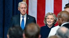 Bill Clinton junto a Hillary Clinton.
