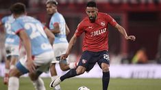 Mauricio Isla, del Rojo, intenta ante la marca de Viveros, de Arsenal. Mauricio Isla, del Rojo, intenta ante la marca de Viveros, de Arsenal.