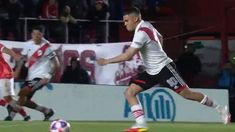 Quintero hizo un golazo en La Paternal.