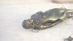 La estatua de Cristina Kirchner fue derribada en la madrugada del miércoles.