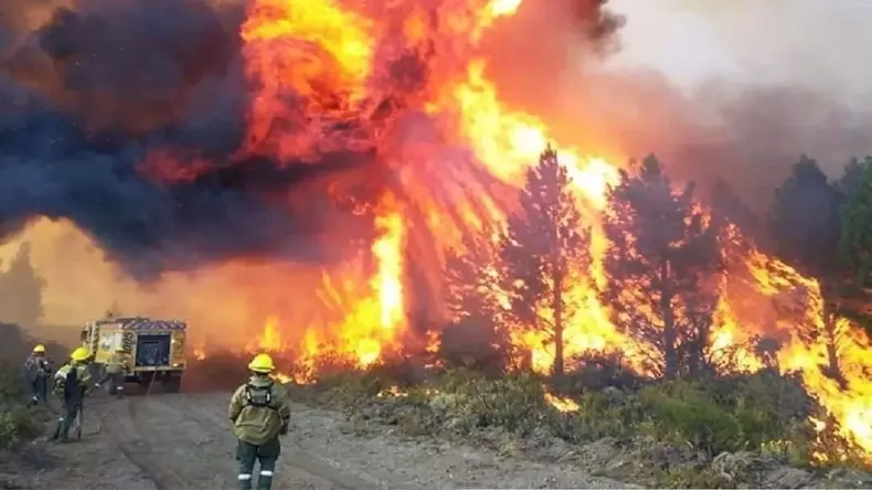 Brigadistas combatiendo el fuego en la Patagonia.