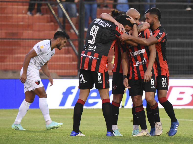 El equipo de Paraná festejó en Paraná luego de cinco encuentros.