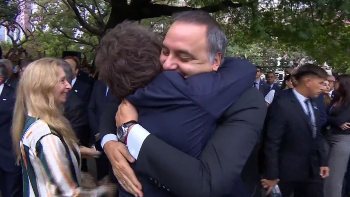 Fuerte respaldo público de Javier Milei a Manuel Adorni: efusivo abrazo y acompañamiento en el acto por Malvinas