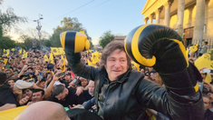 Milei pasó por San Luis con guantes de boxeo.