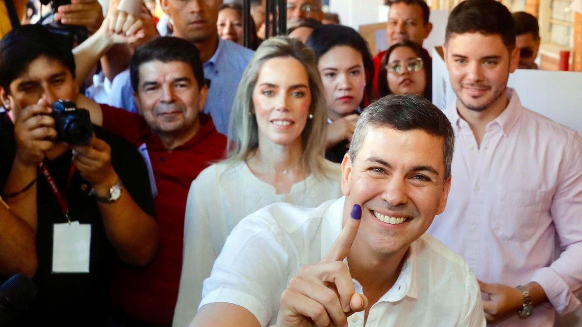 Elecciones en Paraguay Santiago Peña votó y se mostró confiado en el