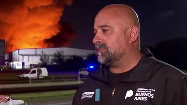 Fabián García, director de Defensa Civil bonaerense, aseguró que hay 40 dotaciones de bomberos que están trabajando en el lugar para evitar que el incendio se propague a los galpones linderos.