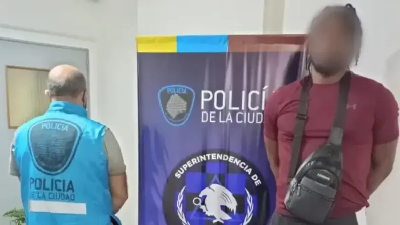 El hombre fue detenido en avenida Jujuy y Venezuela.