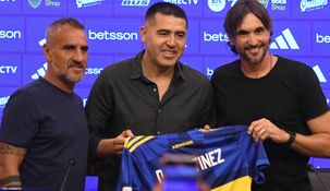 Diego Martínez posó con la camiseta de Boca junto a Cascini y Riquelme.