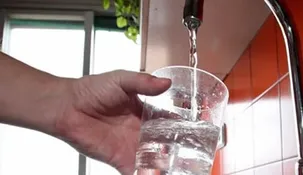 El agua segura es aquella que por su condición y tratamiento no contiene gérmenes ni sustancias tóxicas. El agua segura es aquella que por su condición y tratamiento no contiene gérmenes ni sustancias tóxicas.