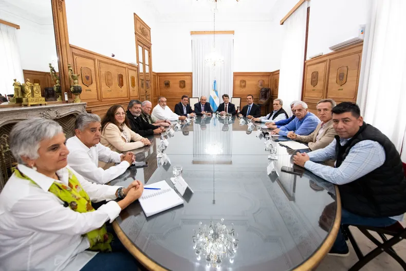 En el encuentro busca acercar posiciones y generar consensos entre los representantes sindicales