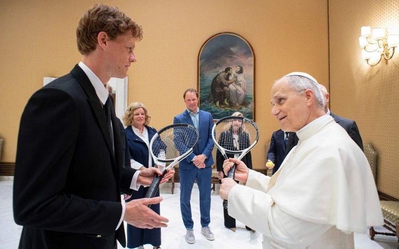 Jannik Sinner y el papa León XIV.