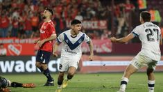 Claudio Aquino, uno de los goleadores de Vélez, fue la figura del partido. Claudio Aquino, uno de los goleadores de Vélez, fue la figura del partido.