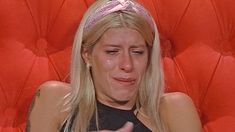 Camila en el confesionario. Camila en el confesionario.