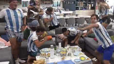Los participantes del reality de Telefe gritaron por el equipo del capitán Lionel Messi. Los participantes del reality de Telefe gritaron por el equipo del capitán Lionel Messi.