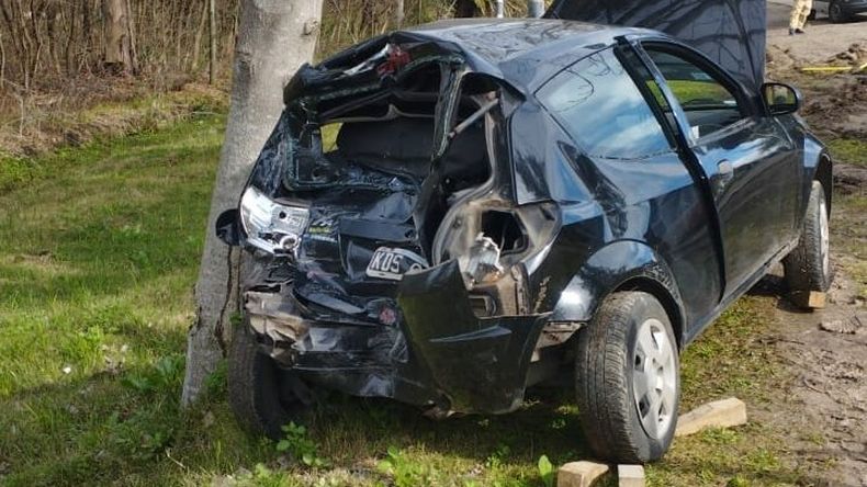 El Ford Ka frenó de golpe en en la Avenida 60 cerca de 128 y fue embestido por el colectivo.