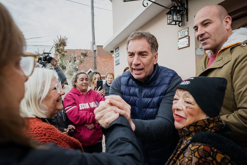 Diego Santilli durante una visita a Quilmes.