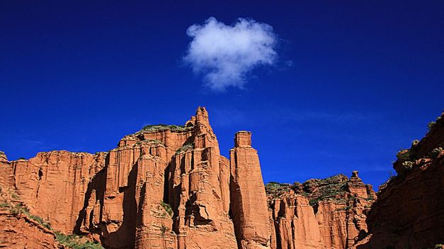 Sus imponentes paredones rojizos, profundos cañones y curiosas esculturas naturales constituyen un espectáculo que deja boquiabiertos a sus visitantes.