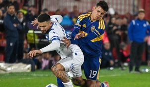 Leonel Flores, el pibe revelación de Boca, pelea el balón con Elías Gómez.
