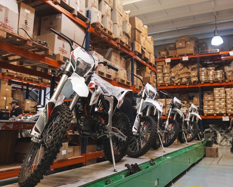 Todas la linea de motos que comercializa Okinoi son eléctricas. 