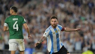 Con tres goles y dos asistencias, Lionel Messi fue la gran figura de la goleada frente a Bolivia. Con tres goles y dos asistencias, Lionel Messi fue la gran figura de la goleada frente a Bolivia.