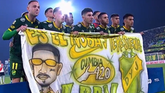El plantel de Defensa y Justicia homenajeó a El Noba tras su temprana muerte.