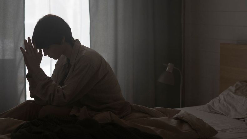 A diferencia de las pesadillas, donde el individuo puede recordar un mal sueño, los terrores nocturnos se caracterizan por una reacción física y emocional intensa sin un recuerdo claro de lo que la provocó.  