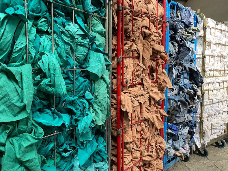 Actualmente existe una nueva tendencia a reutilizar la ropa o elementos que antes se desechaban